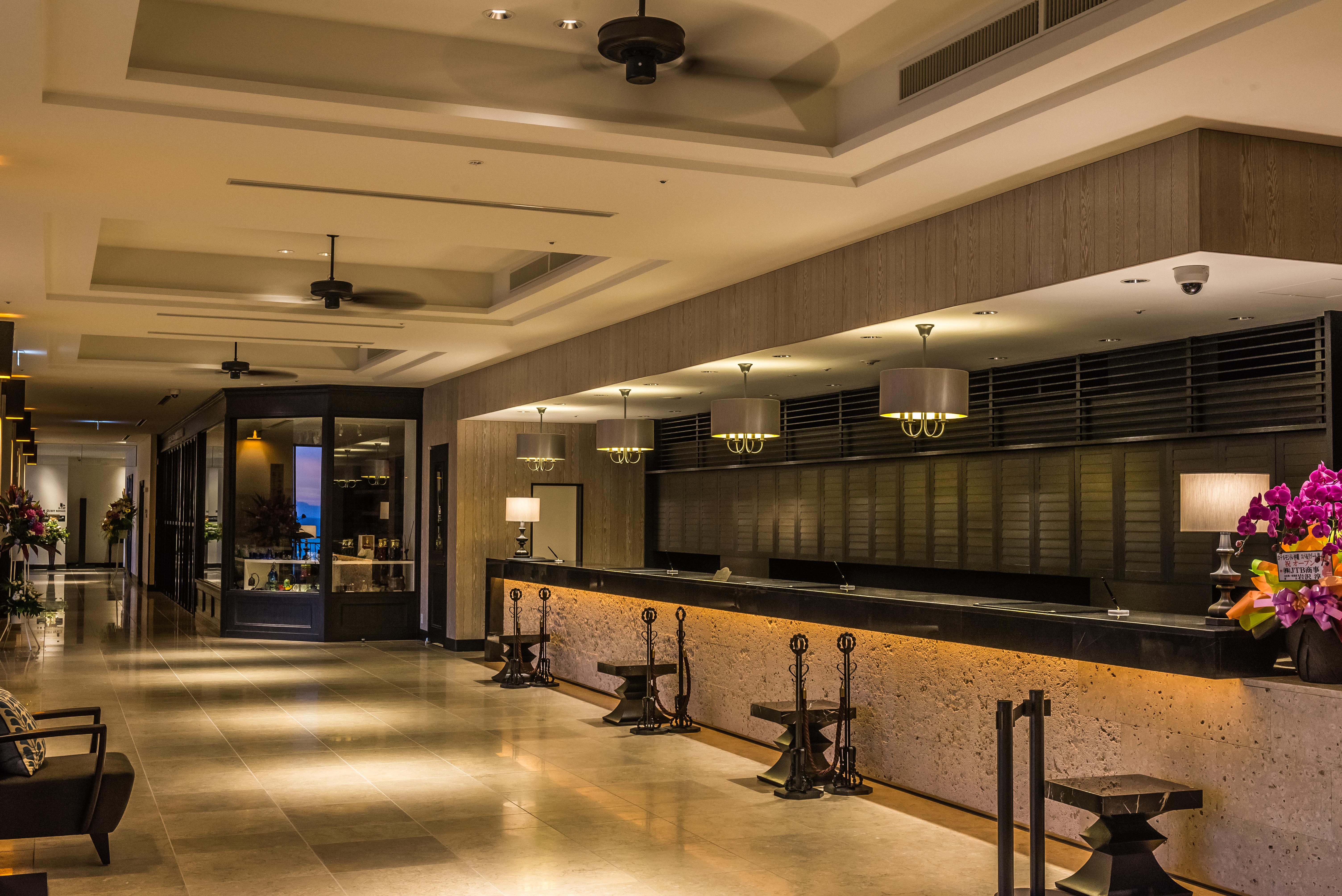 Hotel Monterey Okinawa Spa & Resort Онна Екстериор снимка The bar at the lobby