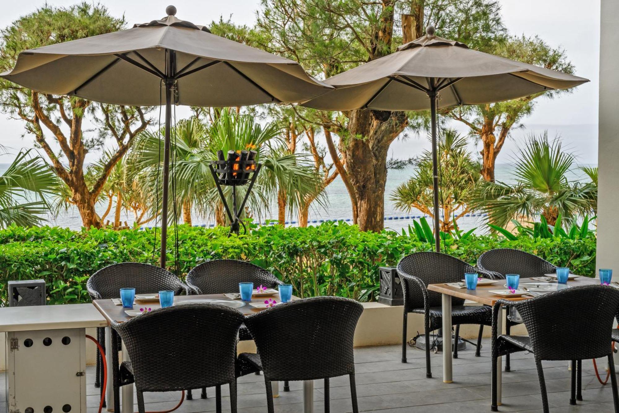 Hotel Monterey Okinawa Spa & Resort Онна Екстериор снимка The Deck