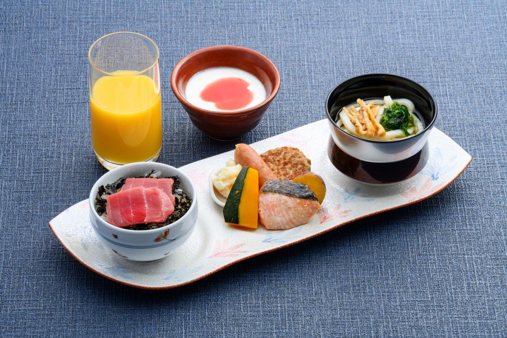 Hotel Monterey Okinawa Spa & Resort Онна Екстериор снимка A Japanese breakfast