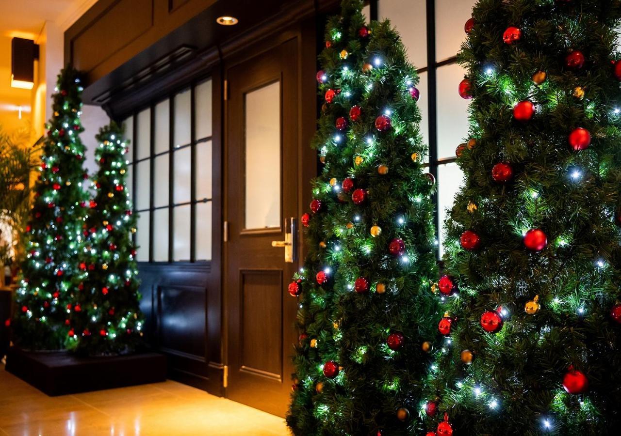 Hotel Monterey Okinawa Spa & Resort Онна Екстериор снимка Christmas trees at the entrance of a hotel
