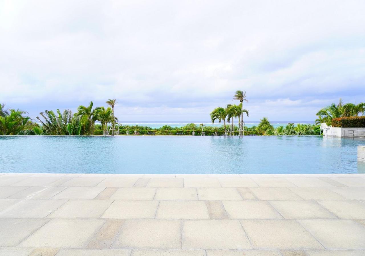 Hotel Monterey Okinawa Spa & Resort Онна Екстериор снимка Infinity pool at the Ritz-Carlton, Cancun