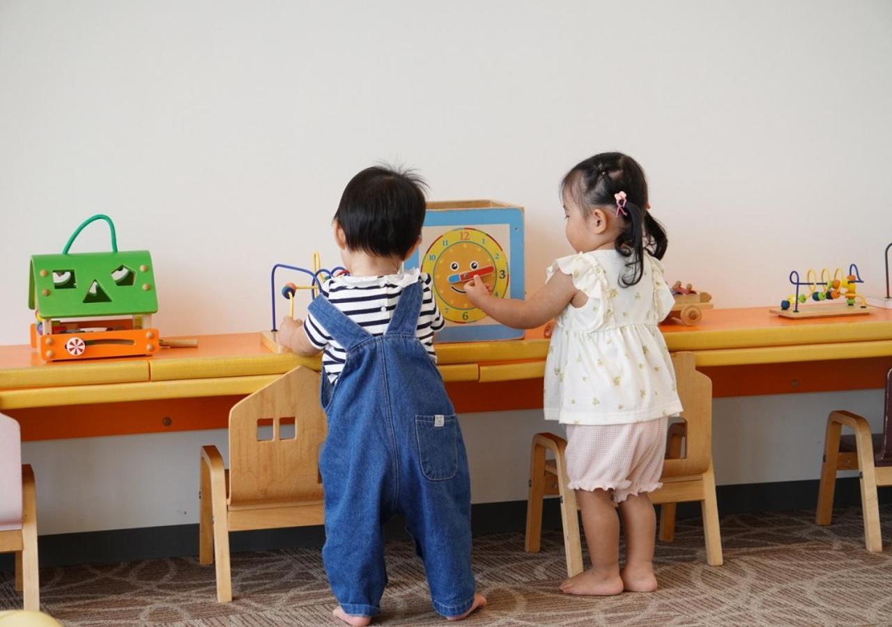 Hotel Monterey Okinawa Spa & Resort Онна Екстериор снимка Children playing with Montessori materials