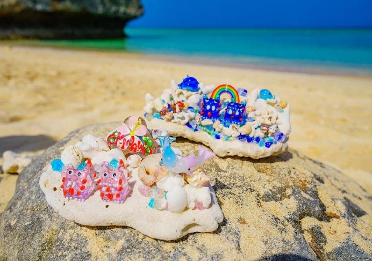 Hotel Monterey Okinawa Spa & Resort Онна Екстериор снимка A pair of decorated shoes