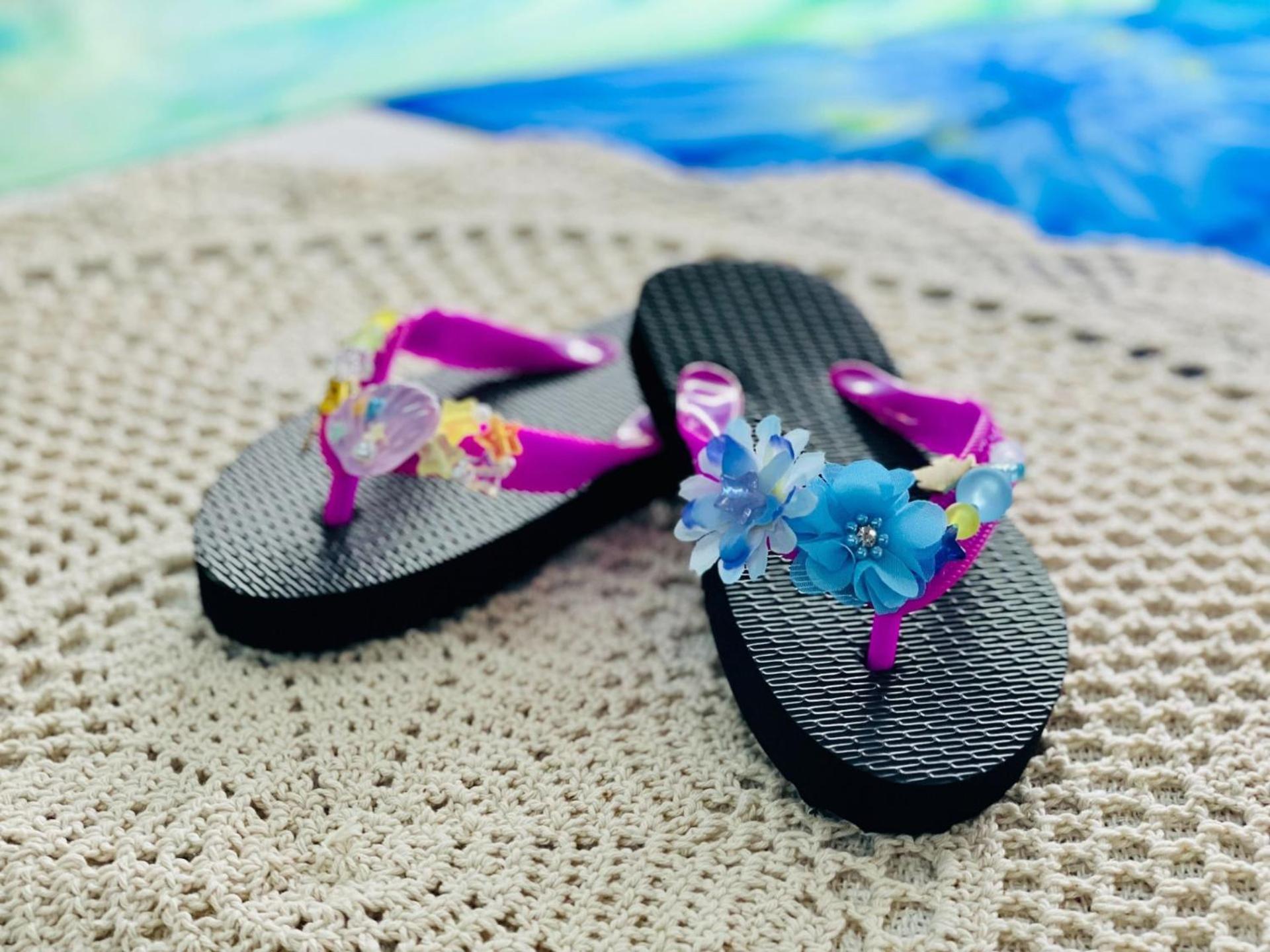 Hotel Monterey Okinawa Spa & Resort Онна Екстериор снимка Flip-flops