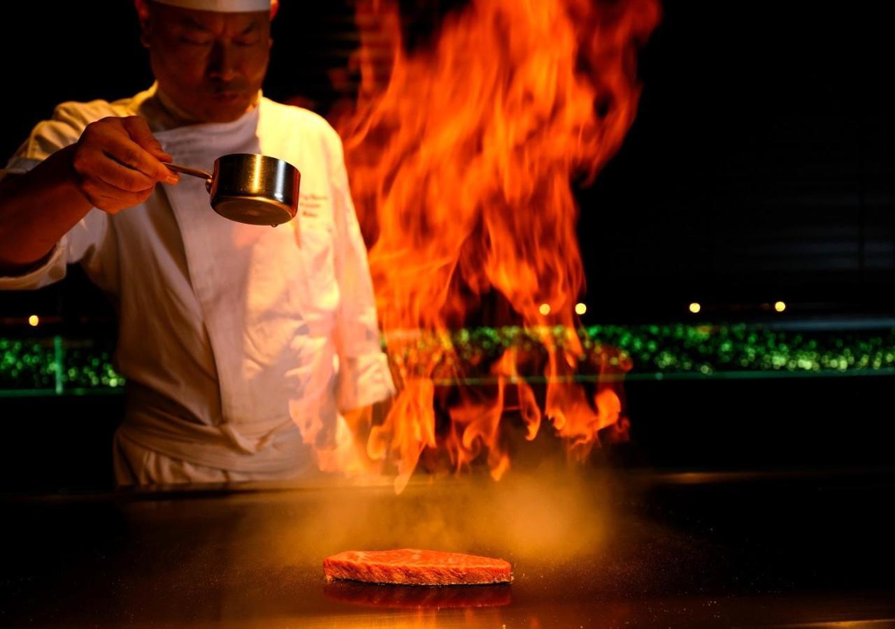 Hotel Monterey Okinawa Spa & Resort Онна Екстериор снимка A chef cooking with the technique of flambe