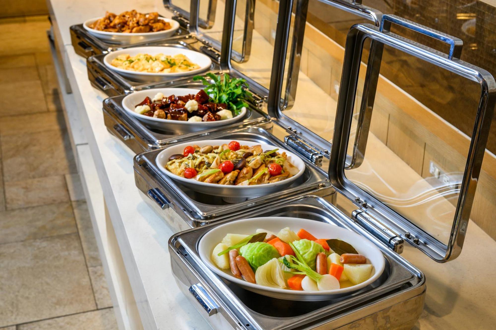 Hotel Monterey Okinawa Spa & Resort Онна Екстериор снимка A chafing dish buffet