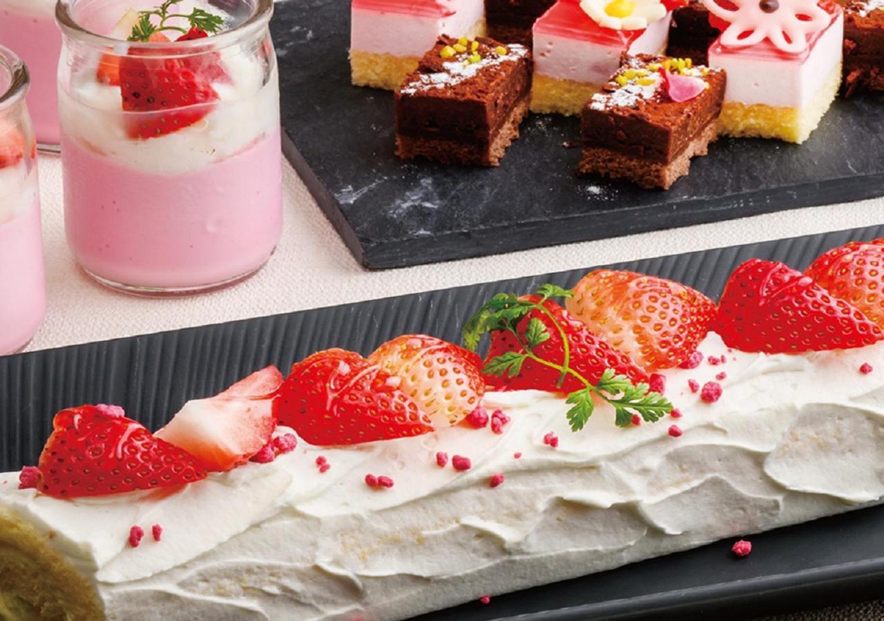 Hotel Monterey Okinawa Spa & Resort Онна Екстериор снимка A strawberry parfait