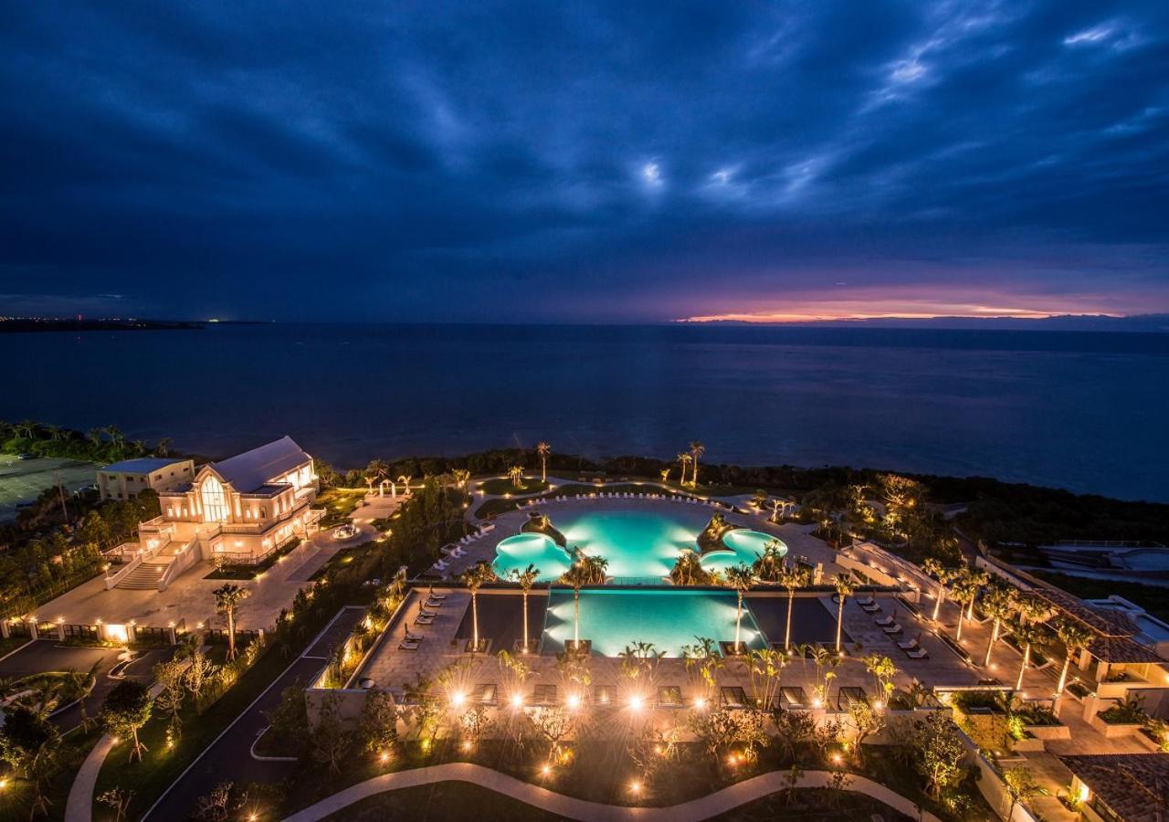 Hotel Monterey Okinawa Spa & Resort Онна Екстериор снимка The resort at night