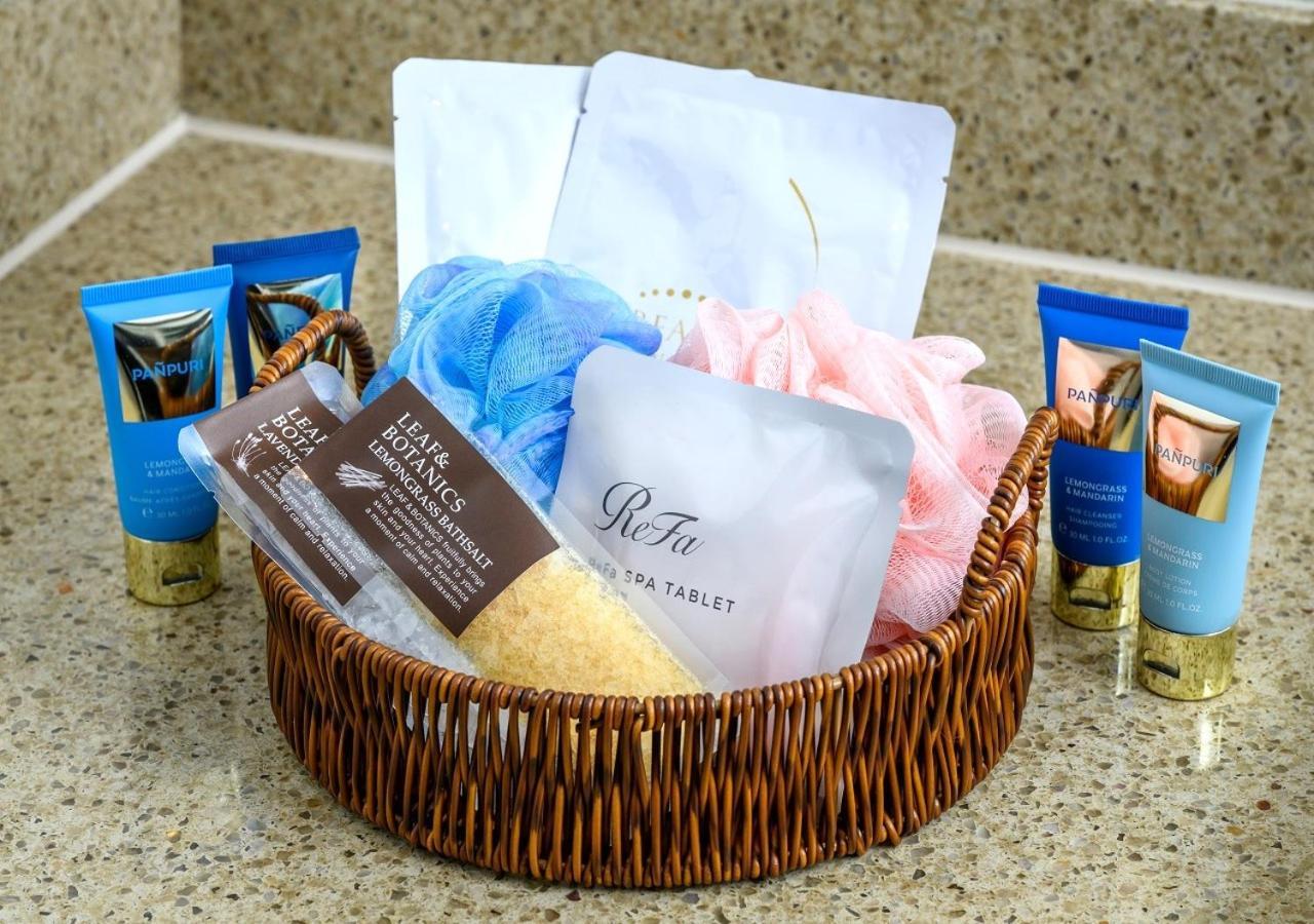 Hotel Monterey Okinawa Spa & Resort Онна Екстериор снимка A selection of toiletries
